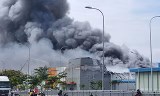 Khói lửa bốc lên nghi ngút.