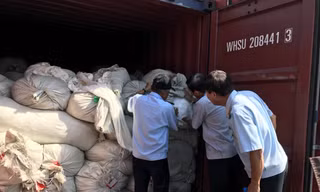 Lực lượng chức năng kiểm tra 3 container hàng giả mạo xuất xứ Việt Nam.