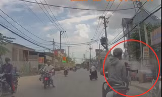 Thanh niên dùng bình xịt hơi cay tấn công người đi đường để tẩu thoát.