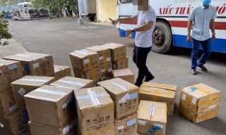 Lực lượng chức năng kiểm tra lô hàng.