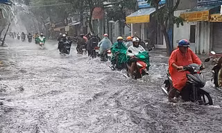 Mưa lớn chiều cuối tuần, người Sài Gòn bì bõm lội nước về nhà