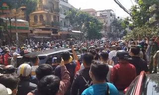 Hàng trăm người vây kín phòng tập gym.