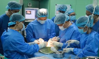 Các bác sĩ thực hiện ca ghép gan tại Bệnh viện Đại học Y dược TPHCM.