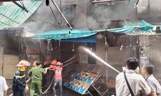 Cháy lớn trong chợ thời trang sầm uất bậc nhất Sài Gòn