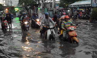 Đường ngập kinh hoàng sau mưa lớn, người Sài Gòn 'vật lộn' với dòng nước đẩy xe về nhà
