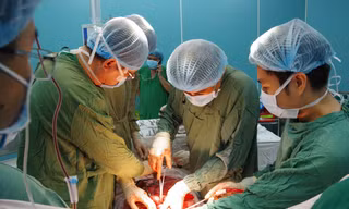 Các bác sĩ thực hiện ca mổ cứu sống bệnh nhân.