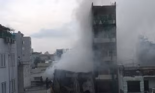 Khói lửa bốc lên nghi ngút.