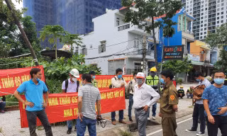 Công nhân Cty Lithaco tập trung phản đối nhà thầu GS sáng 5/8.