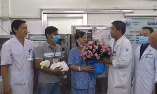 Lãnh đạo Bệnh viện Từ Dũ TPHCM chúc mừng sản phụ.