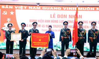 Bệnh viện Quân y 175 nhận danh hiệu Anh hùng lực lượng vũ trang nhân dân.