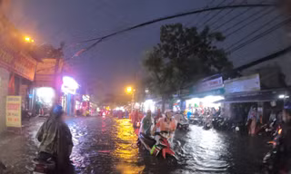 Đường phố Sài Gòn ngập kinh hoàng sau cơn mưa lớn, người dân vật lộn về nhà