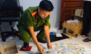 Nhiều loại giấy tờ giả bị thu giữ.