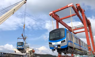 Đoàn tàu được vận chuyển ra cảng để rời Nhật Bản về TPHCM. Ảnh MAUR.