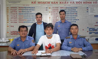 Đoàn tiếp viên trả lại tiền cho hành khách để quên.