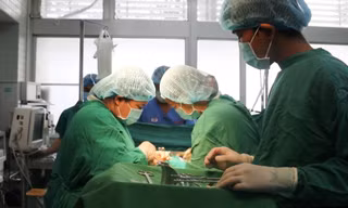 Các bác sĩ mổ bắt con cho bệnh nhân.
