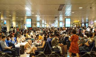 Hàng nghìn người vật vờ ở sân bay Tân Sơn Nhất sau sự cố máy bay của Vietjet 