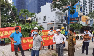Hàng chục công nhân Lithaco căng băng rôn phản đối Cty GS E&C.
