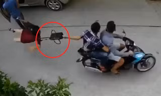 Hai tên cướp giật túi xách.