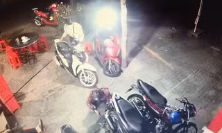 Hai thanh niên bẻ khóa trộm xe máy tại đám tang.