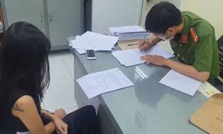 Công an làm việc với Nguyễn Thị Diệu Thúy.
