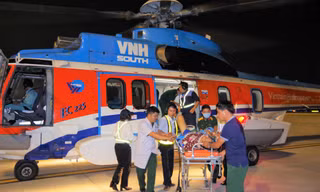 Hai bệnh nhân được đưa về bằng trực thăng.