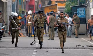 Lệnh khẩn cấp đã được ban bố tại Sri Lanka, theo đó cảnh sát và quân đội có thể bắt giữ bất kỳ ai khả nghi.