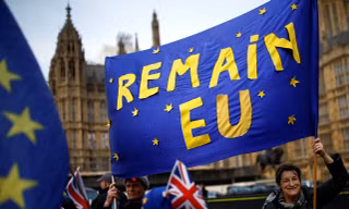 Những người phản đối Brexit biểu tình ngoài đường phố với khẩu hiệu " Hãy ở lại EU"