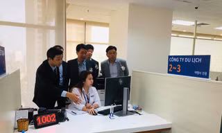Bộ trưởng Tư pháp Hàn Quốc ( đứng giữa) tận mắt xem xét quá trình tiếp nhận đăng ký lịch hẹn xin cấp visa Hàn Quốc tại Trung tâm đăng ký visa Hàn Quốc tại Việt Nam. Ảnh: L.A