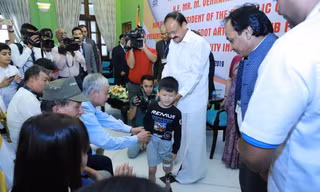 Phó Tổng thống Ấn Độ Venkaiah Naidu chứng kiến bé Tuấn Tú được lắp chân giả và đi lại bình thường. Ảnh: Như Ý