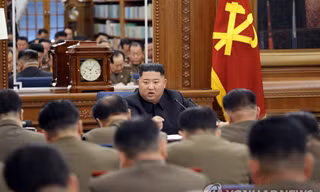 Nhà lãnh đạo Triều Tiên Kim Jong-un chủ trì cuộc họp về tăng cường khả năng quân sự ngày 22/12.