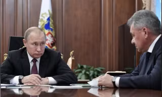 Tổng thông Nga Vladimir Putin họp với Bộ trưởng Ngoại giao và Quốc phòng Nga ngày 2/2 và cho biết, Nga cũng sẽ đình chỉ hiệp ước INF. Ảnh: Getty Images