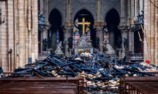 Những mảnh vụn đám cháy bên trong nhà thờ Đức Bà Paris ngày 16/4/2019.