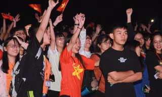 Hàng ngàn sinh viên TPHCM vỡ òa với chiến thắng ngọt ngào của tuyển Việt Nam 