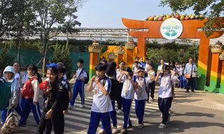 Hàng nghìn bạn nhỏ TPHCM đi du lịch, nhận lì xì ngày giáp Tết