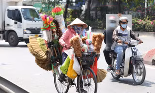 Quay quắt mưu sinh dưới trời nắng nóng như đổ lửa ở TPHCM 