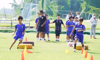 Trẻ em huyện ngoại thành TPHCM vui chơi trước thềm năm học mới