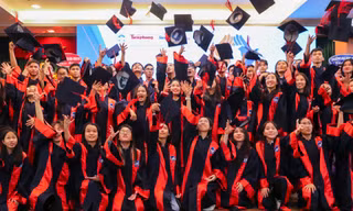 ẢNH: Những khoảnh khắc đáng nhớ tại buổi trao học bổng Nâng bước thủ khoa 2023