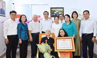 Linh mục Phêrô Phan Khắc Từ đón nhận Huân chương Lao động hạng Ba