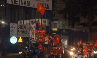 CĐV mang loa, micro... reo hò không ngớt sau chung kết lượt đi AFF Cup