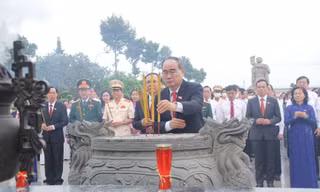 Đoàn đại biểu dự Đại hội Đảng bộ TPHCM dâng hương Anh hùng liệt sỹ