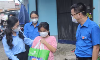 Bí thư Trung ương Đoàn trao quà cho trẻ em mồ côi, khó khăn trong dịch COVID-19 tại TPHCM