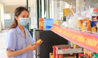 Ấm lòng 'siêu thị 0 đồng' ở khu cách ly người về từ vùng dịch