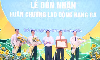 Tròn 3 năm thành lập, 'thành phố trong lòng thành phố' đầu tiên nhận Huân chương Lao động