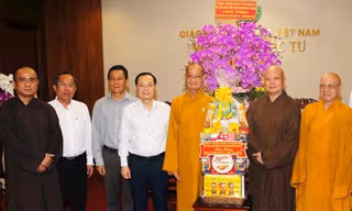 Lãnh đạo TPHCM chúc mừng Phật đản đến chức sắc, tăng ni 