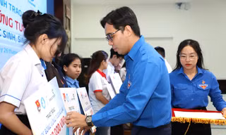 Trao học bổng 'Vững tương lai' cho 40 học sinh, sinh viên vượt khó học giỏi tại TPHCM