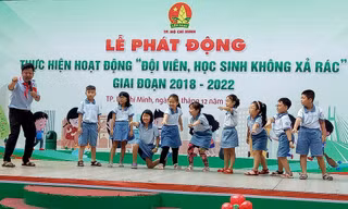 Đội viên, học sinh TPHCM bỏ rác đúng nơi quy định để giảm ngập