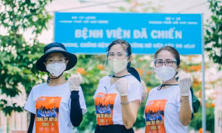 Lý Ngô cùng đồng nghiệp đến thăm, tặng quà động viên các y bác sỹ BV Dã chiến Củ Chi