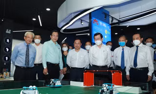 Nguyên Chủ tịch nước thăm viện tế bào gốc, cơ sở thí nghiệm ĐHQG TPHCM