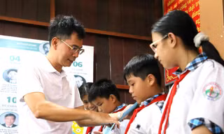 Báo Tiền Phong cùng các nhà hảo tâm trao thẻ bảo hiểm y tế đến các bạn nhỏ khó khăn