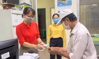 Cán bộ mặt trận phường 'tiêu thụ' vé số giúp người già, phụ nữ 